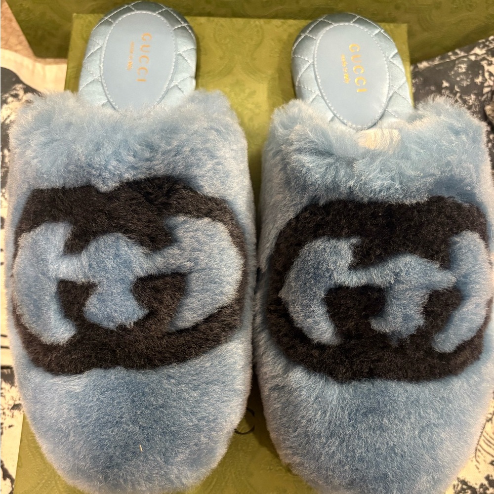New Gucci blue faux fur slides size 7